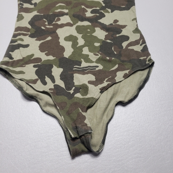 3/$15 zenana outfitters camo summer bodysuit women's size medium - Picture 3 of 10